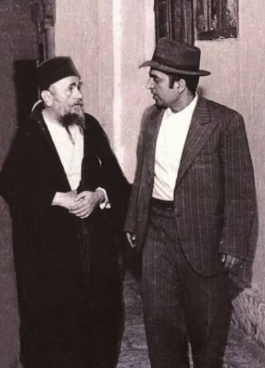 With his teacher Rabbi Ezra Attiya zt"l — עם רבו, רבי עזרא עטיה זצ״ל